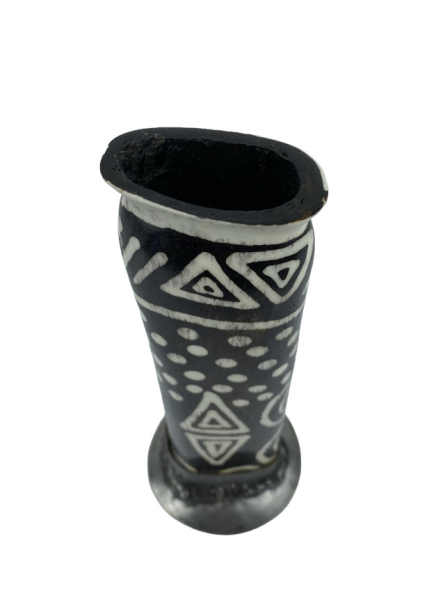 Knochenvase mit Batikmuster